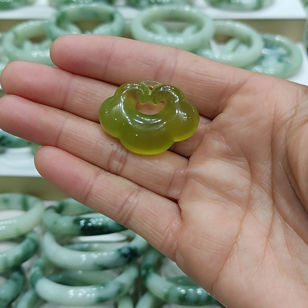 蛇纹石玉颈饰未镶嵌