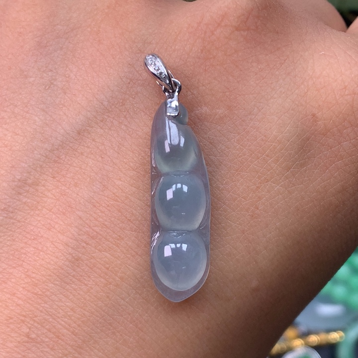 翡翠18K金镶嵌颈饰福豆