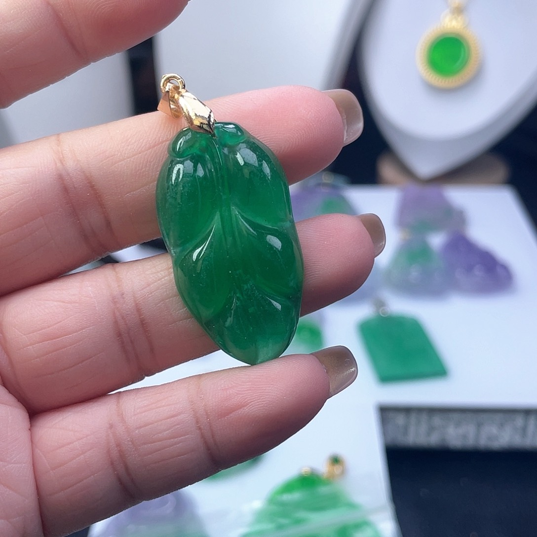 翡翠吊坠(赠链)未镶嵌