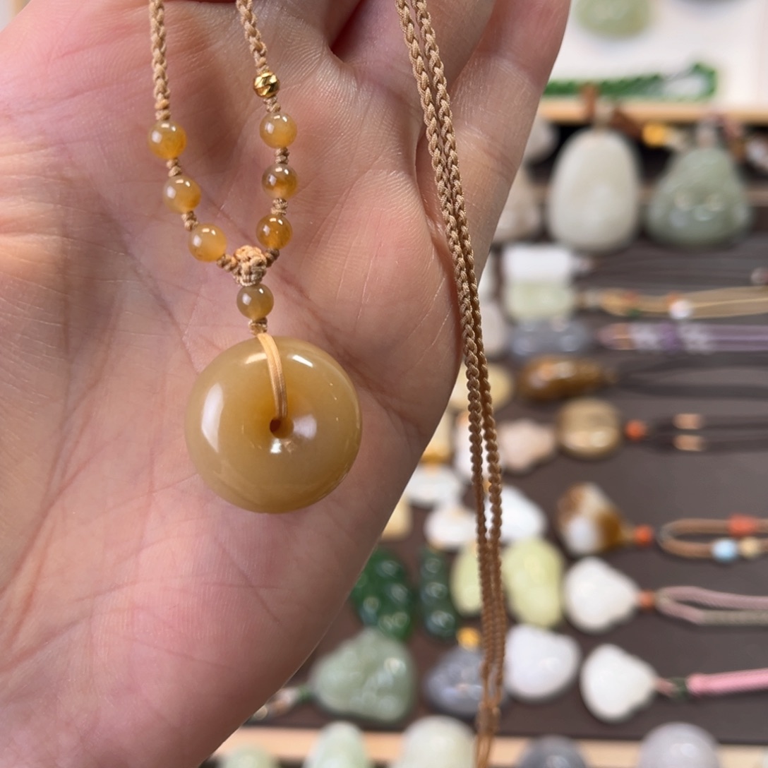 和田玉颈饰未镶嵌平安扣