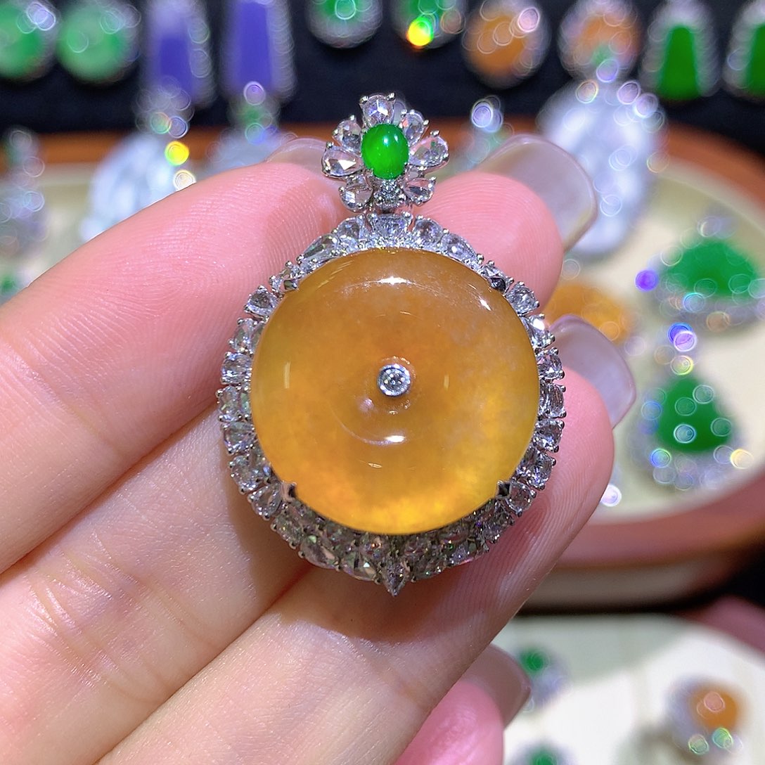 翡翠18K金镶嵌颈饰高冰黄翡平安扣