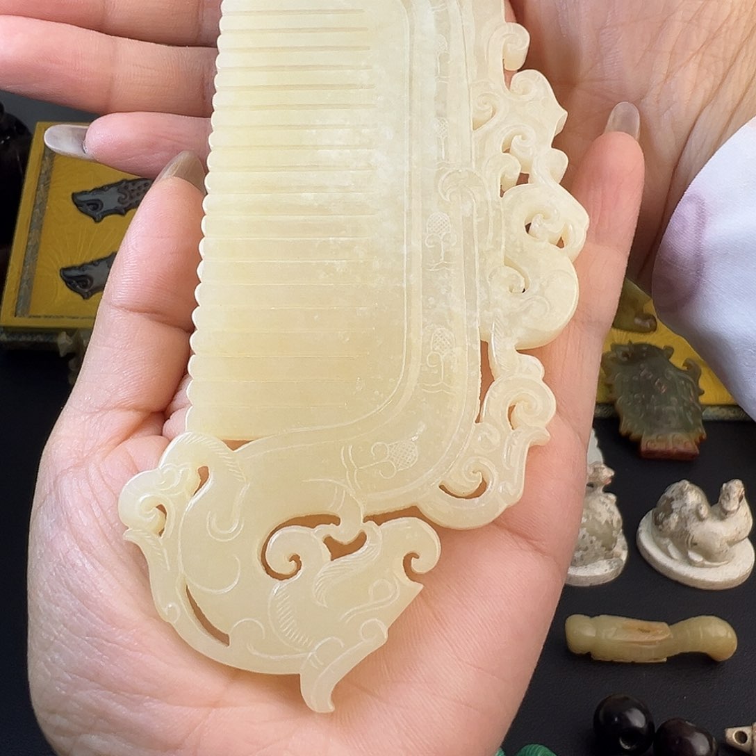 和田玉未镶嵌挂件鉴****）