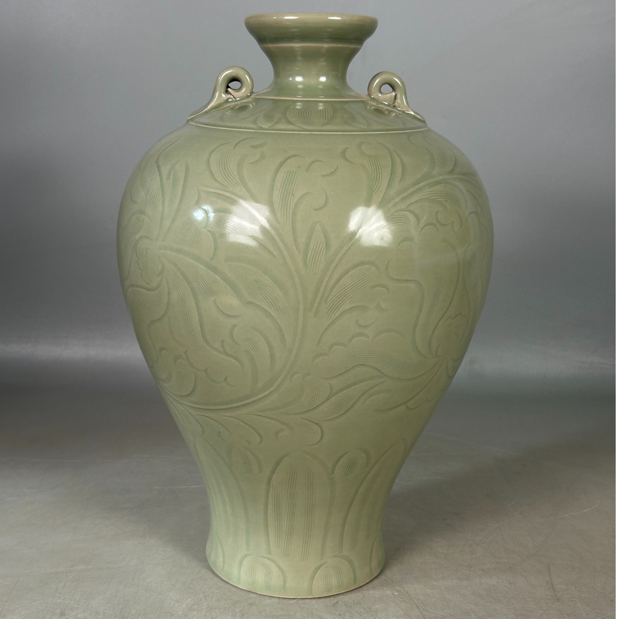 精品摆件雕刻梅瓶花纹浮雕绿色青釉青瓷工艺品陶瓷手工龙泉窑瓶