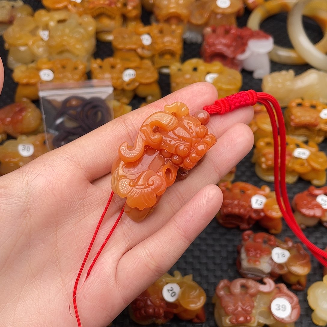 沪***7石英质玉（黄龙玉）合金颈饰