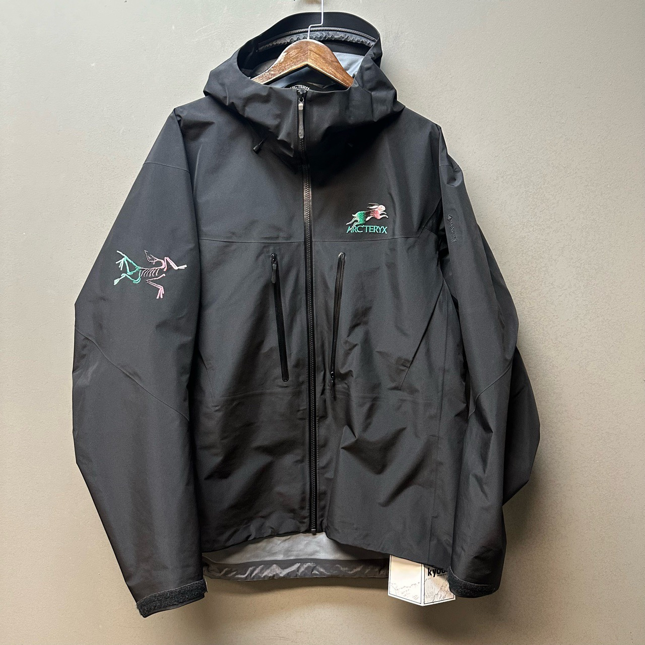 Arcteryx始祖鸟/04634/Alpha sv 兔年限定 硬壳冲锋衣 XL 新同
