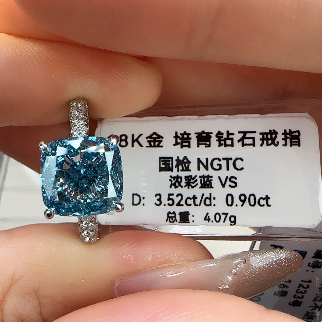 实验室培育钻石18K金镶嵌咖*?3.5卡蓝钻