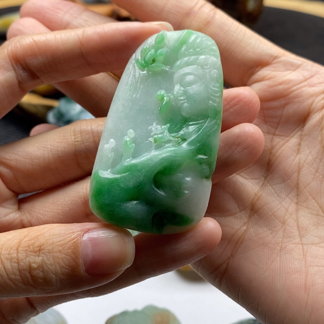 麻***们定制翡翠未镶嵌观音