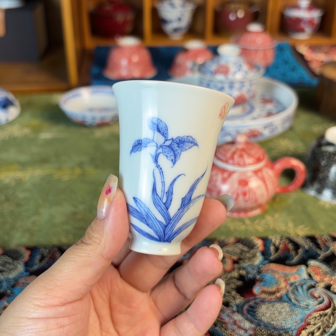 青花手绘闻香杯杯
