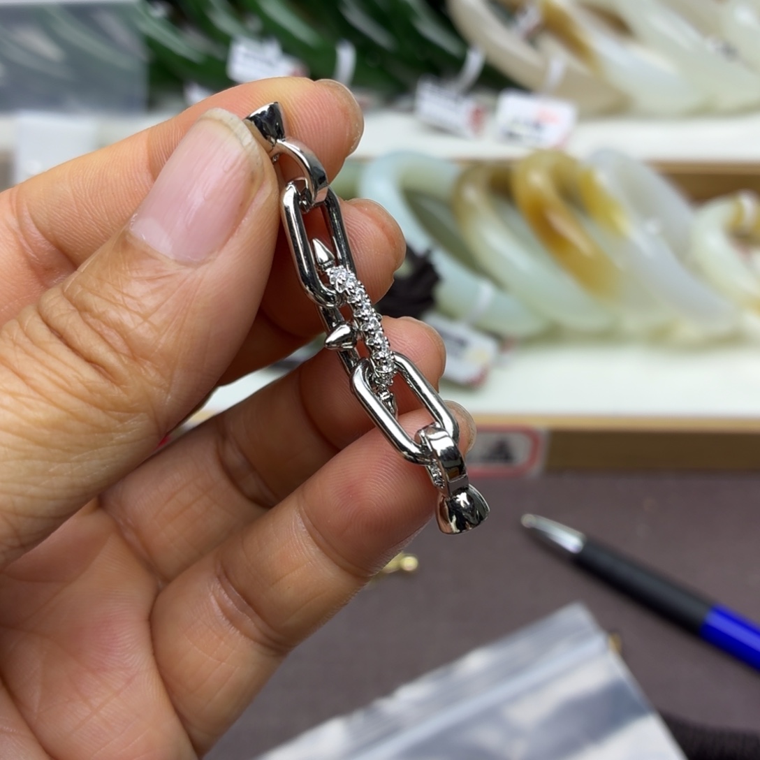 灼***灼和田玉未镶嵌颈饰