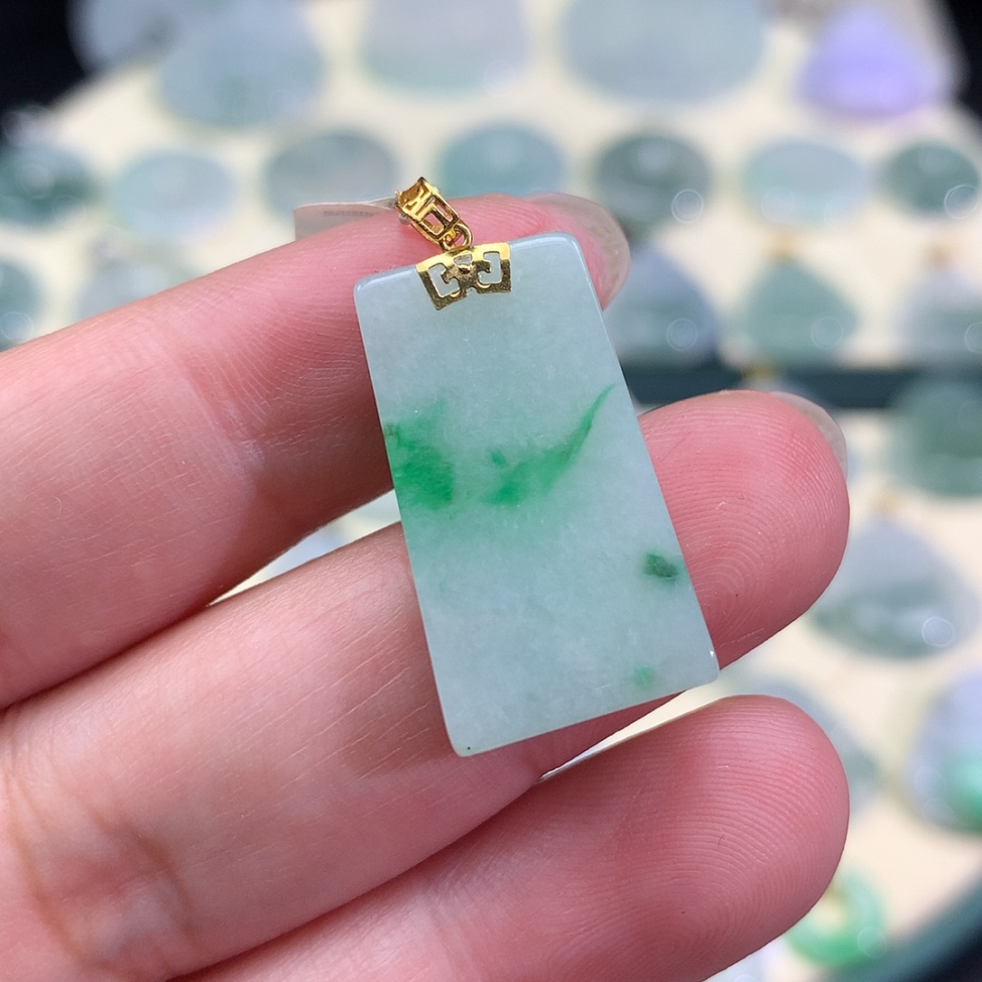 翡翠18K金镶嵌颈饰无事牌