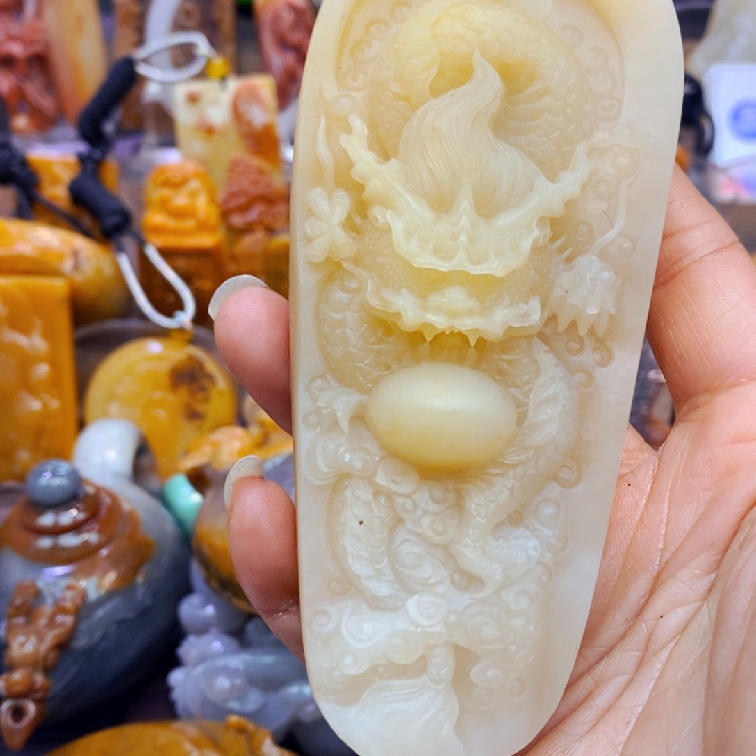未镶嵌石英质玉（黄龙玉）颈饰