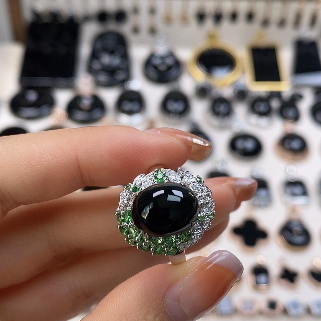 翡翠18K金镶嵌戒指