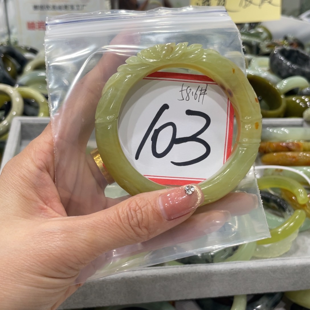 蛇纹石玉手镯未镶嵌