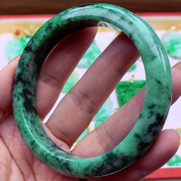 翡翠手镯未镶嵌翡翠
