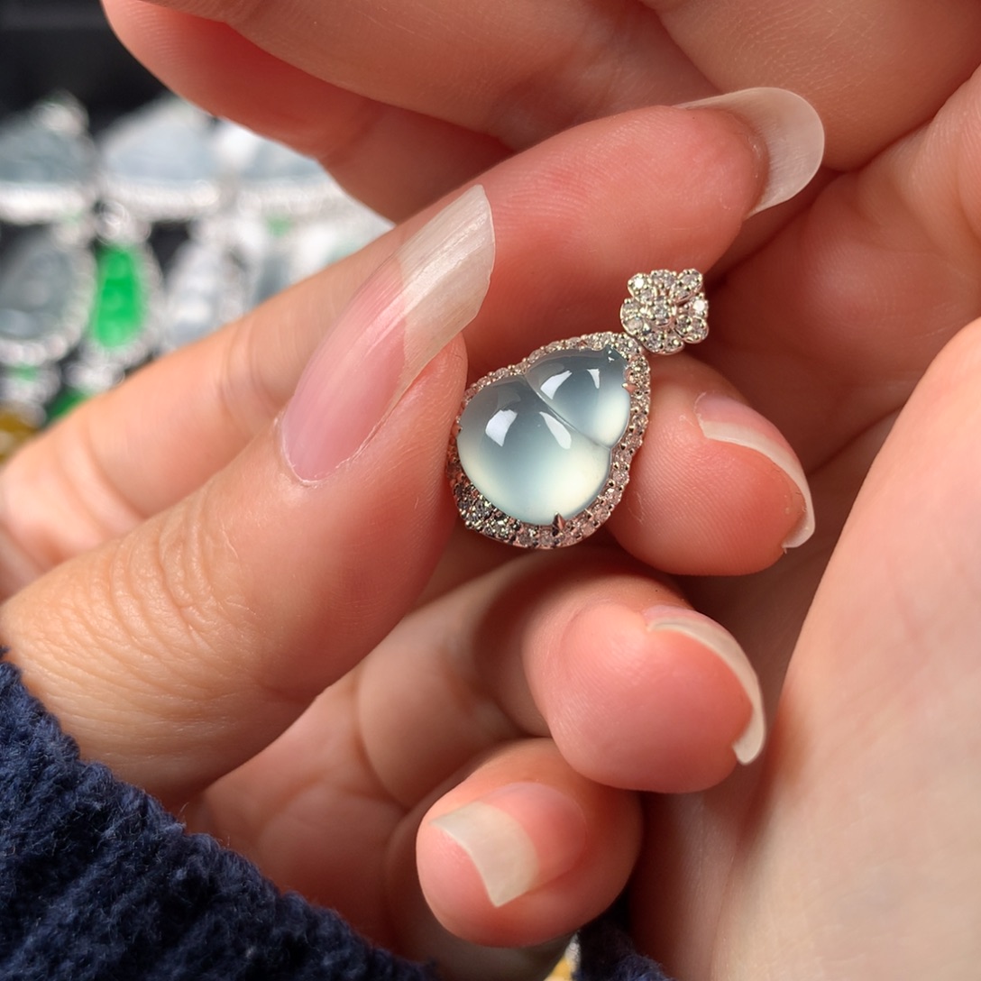 颈饰18K金镶嵌翡翠蓝钢葫芦