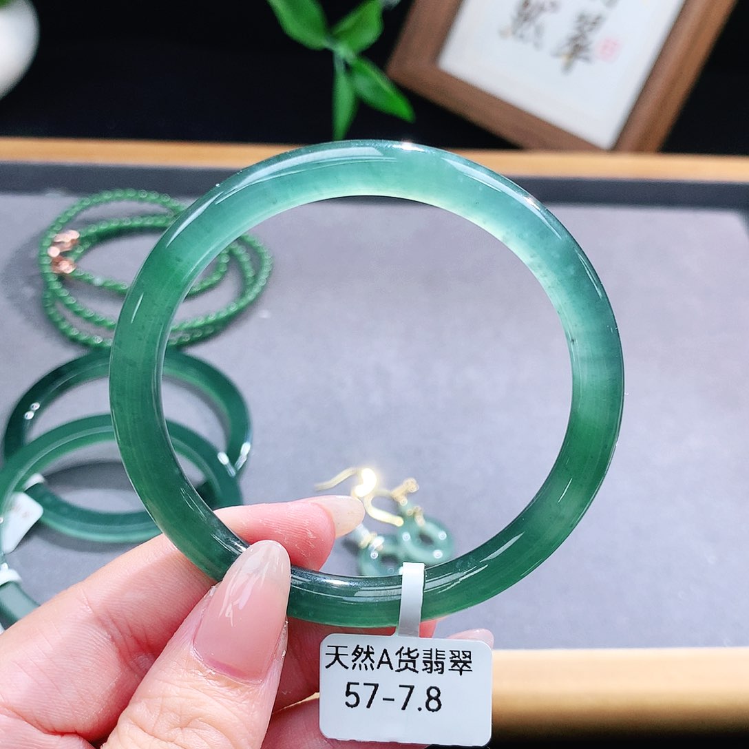翡翠手镯（圆镯）未镶嵌