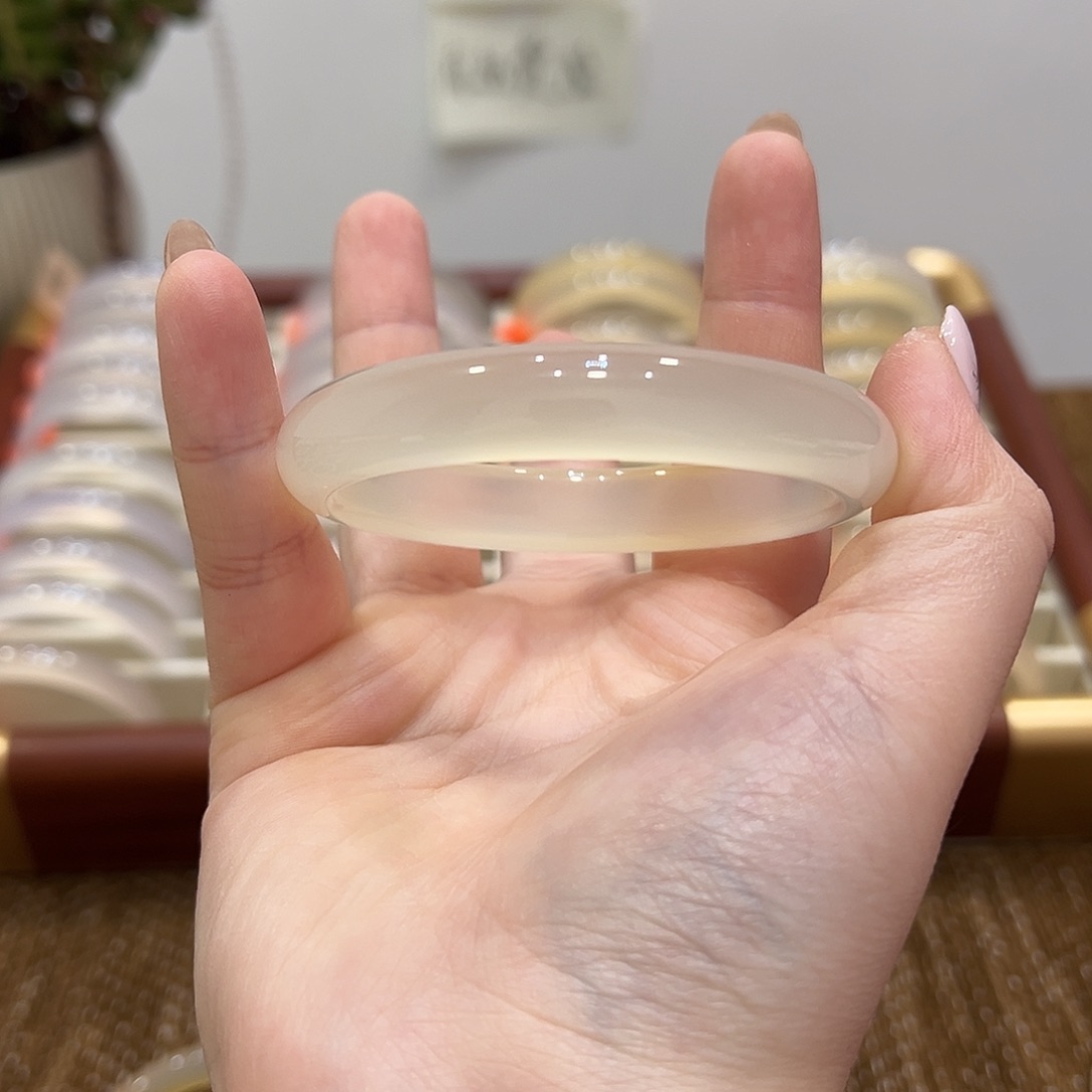 敬***待玛瑙/玉髓未镶嵌手镯