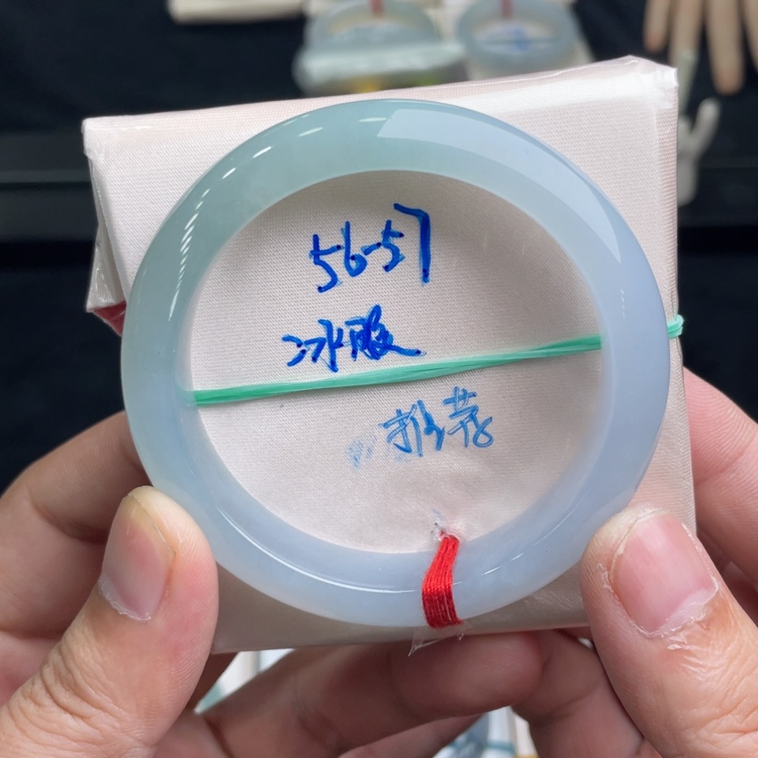 翡翠手镯未镶嵌翡翠手镯