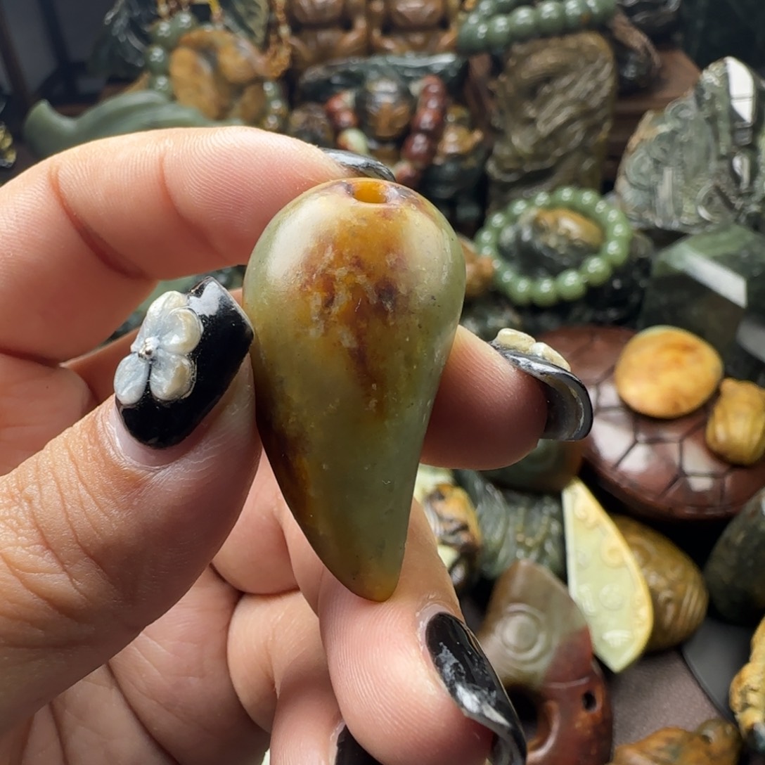 透闪石质玉未镶嵌珠宝奇石