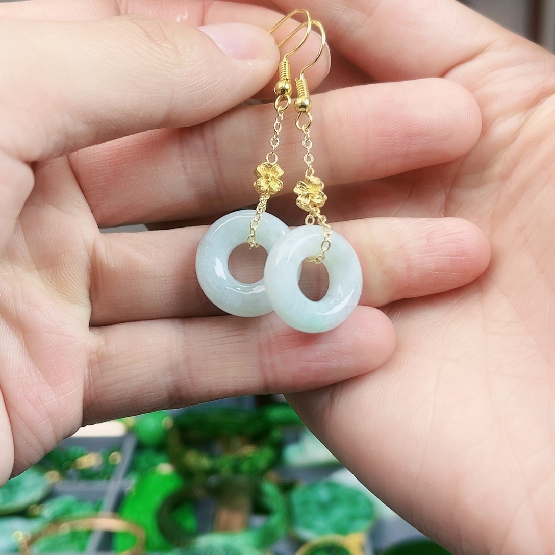 翡翠颈饰未镶嵌耳饰