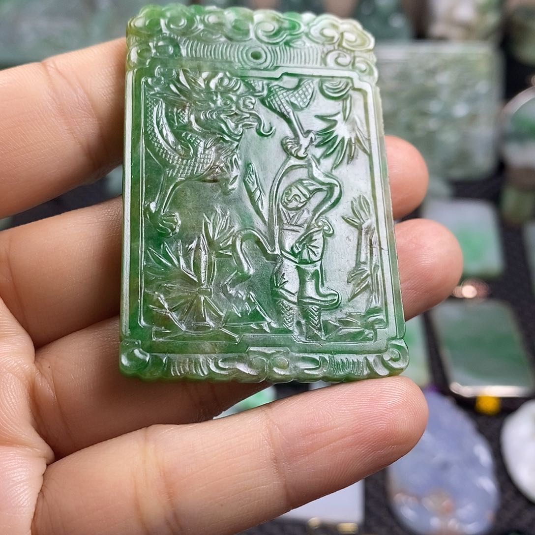 翡翠未镶嵌挂件大**图缅甸天然翡翠旺子成龙