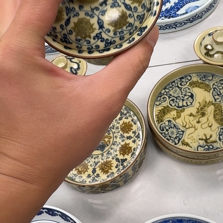 瓷片釉里金缠枝莲二才马蹄盖碗景德镇
