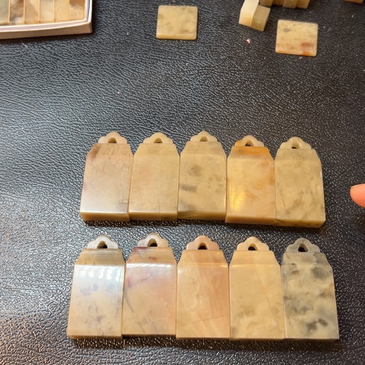 伊犁石印石瑕疵品一组10个1.2*2.5*5.0