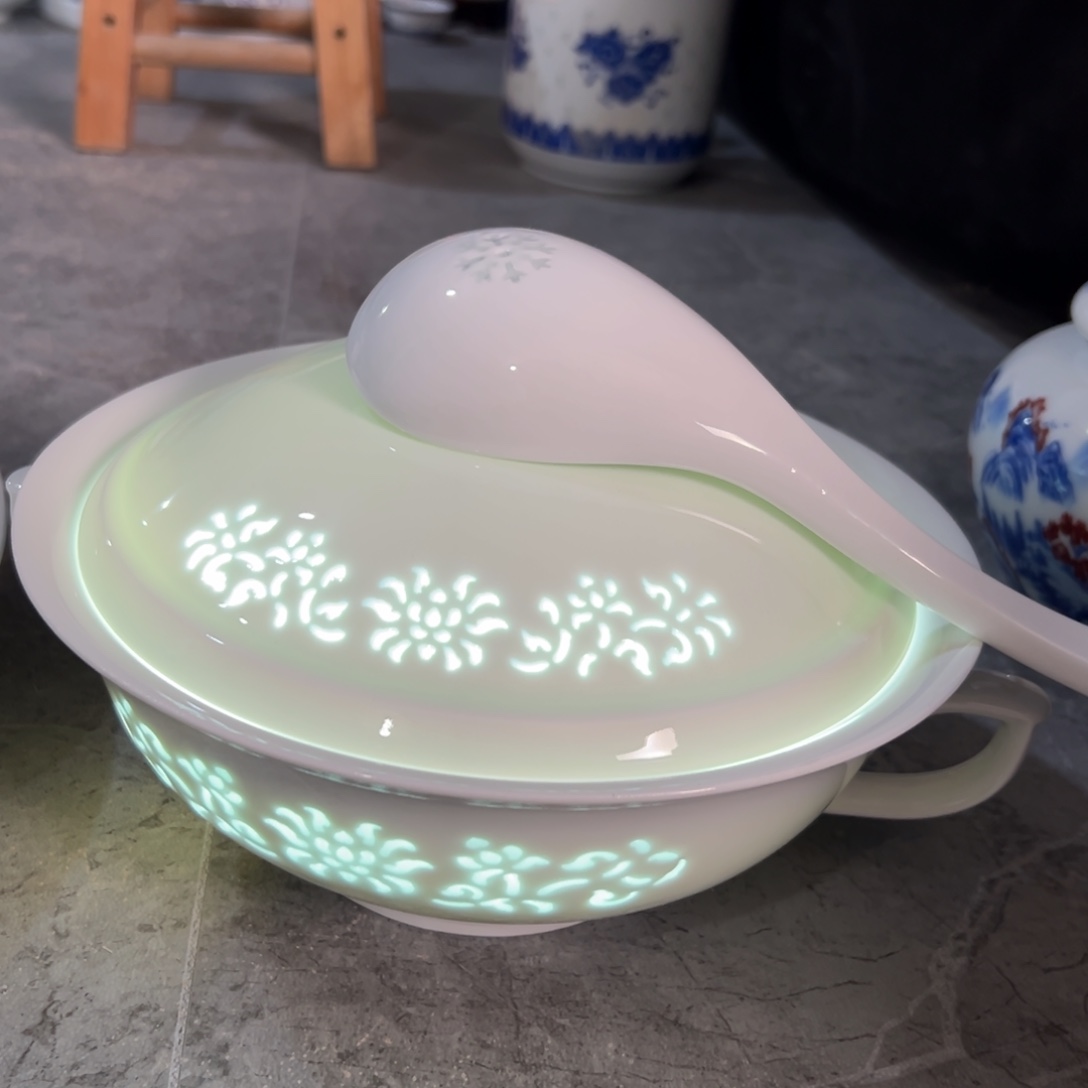 碗隐青釉雕刻牡丹汤碗一个大汤勺