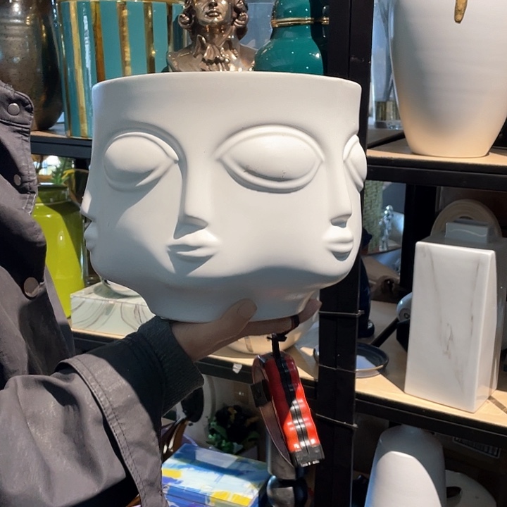 陶瓷花瓶，仿真绿植。