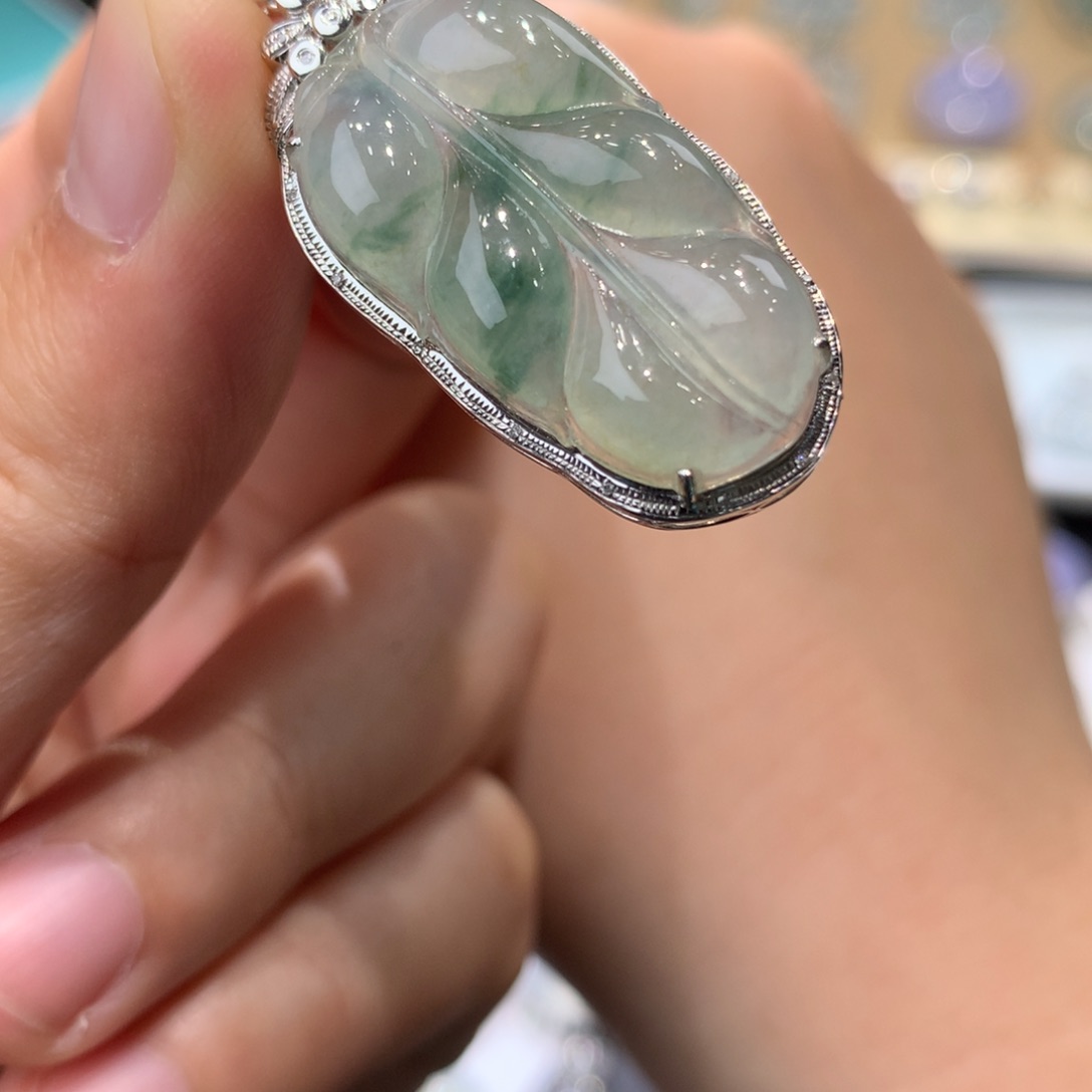 翡翠吊坠(不含链)18K金镶嵌叶子