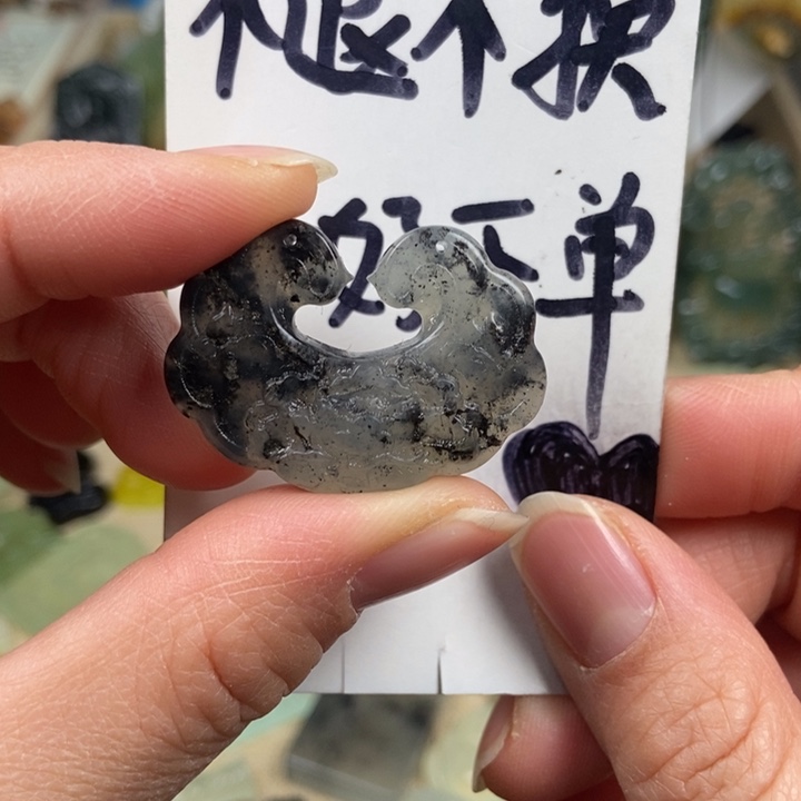 蛇纹石玉颈饰未镶嵌