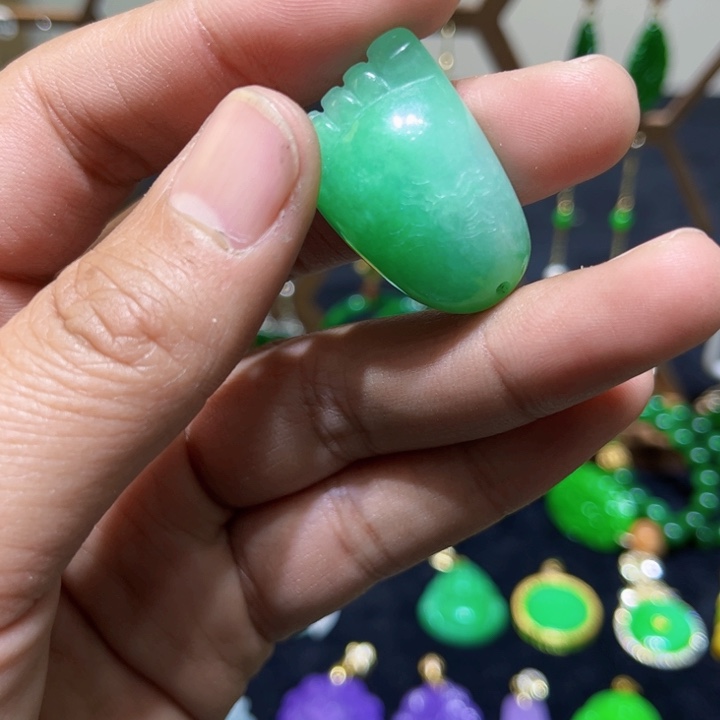 翡翠颈饰未镶嵌吊坠