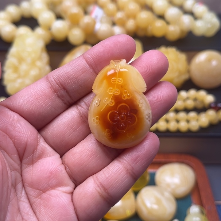 琥珀未镶嵌珠宝奇石M136号沁色