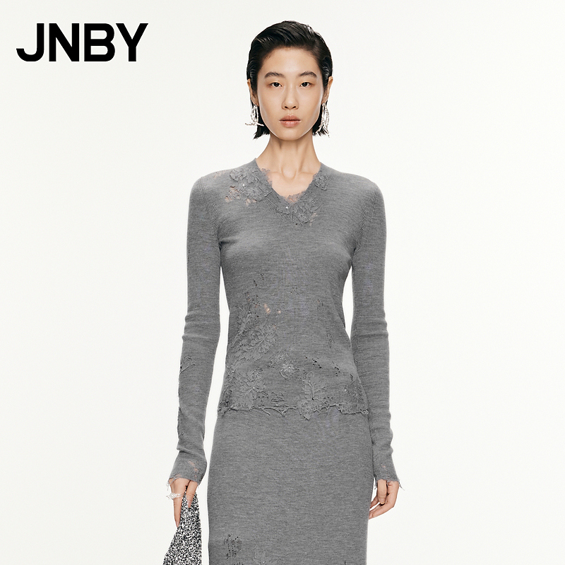 JNBY/江南布衣春秋针织衫女绵羊毛蕾丝拼接v领修身镂空5O9313070