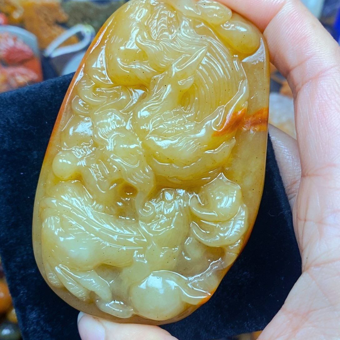 未镶嵌石英质玉（黄龙玉）颈饰