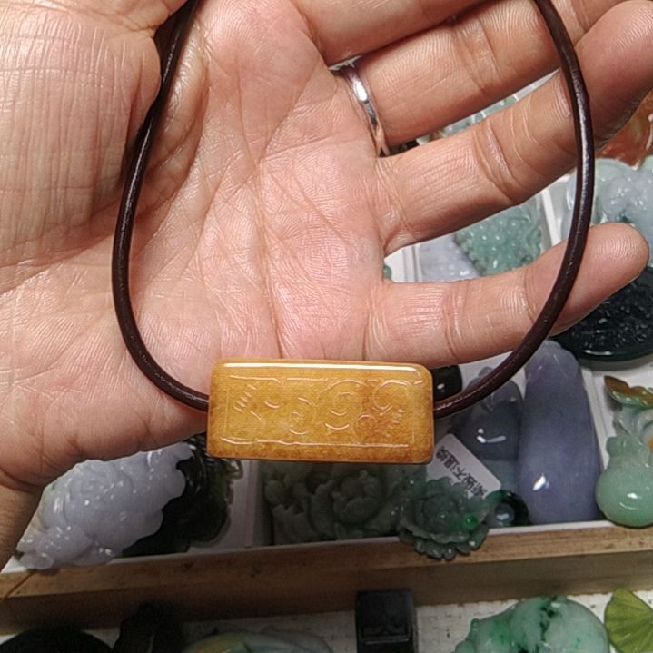 翡翠吊坠(赠链)未镶嵌