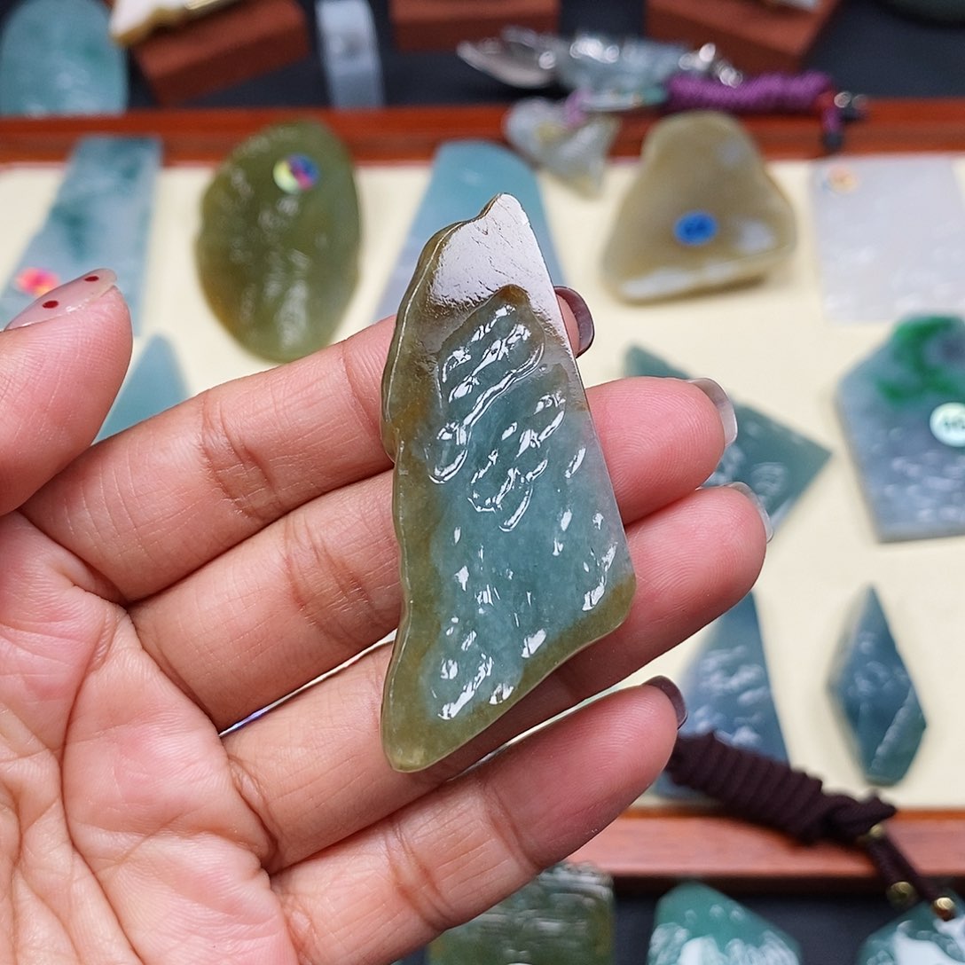 翡翠颈饰未镶嵌翡翠