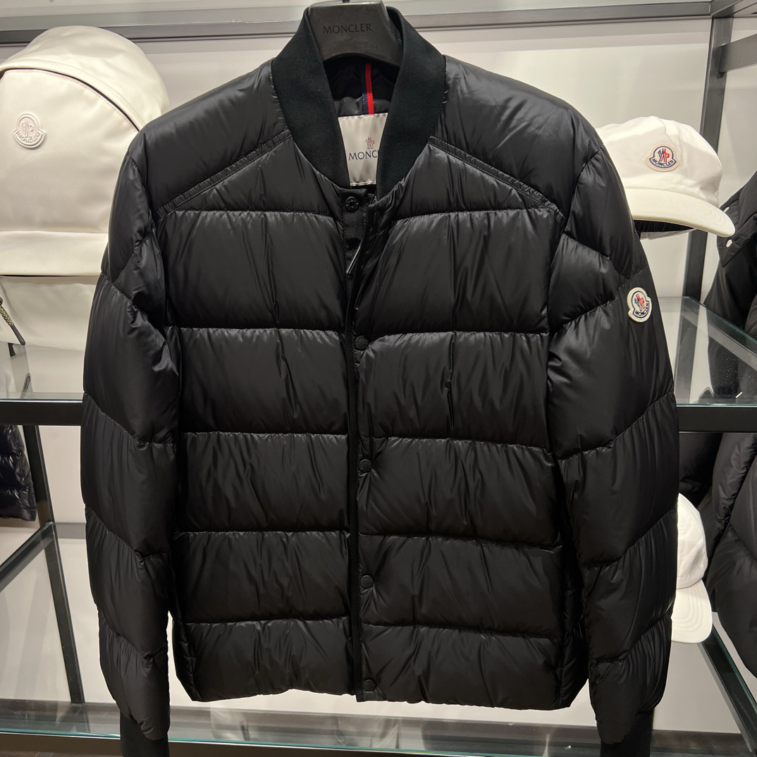 未使用 MONCLER 蒙口男女款 简易大方纯色袖标羽绒服bazena
