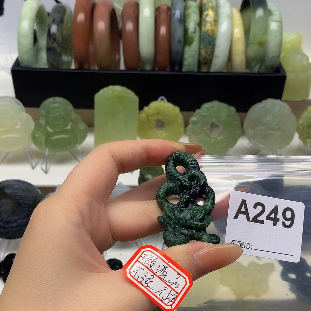 蛇纹石玉颈饰未镶嵌