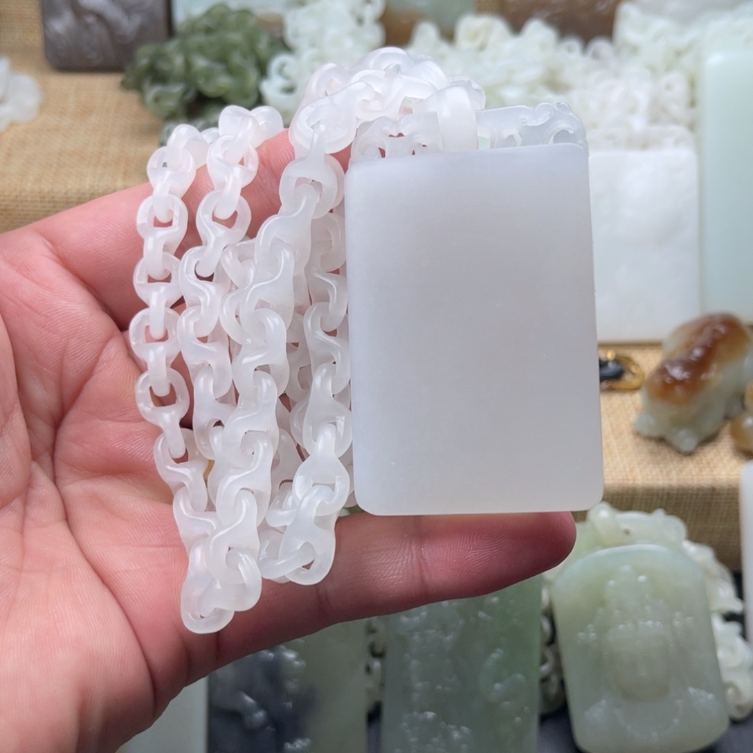 齐***强和田玉未镶嵌颈饰