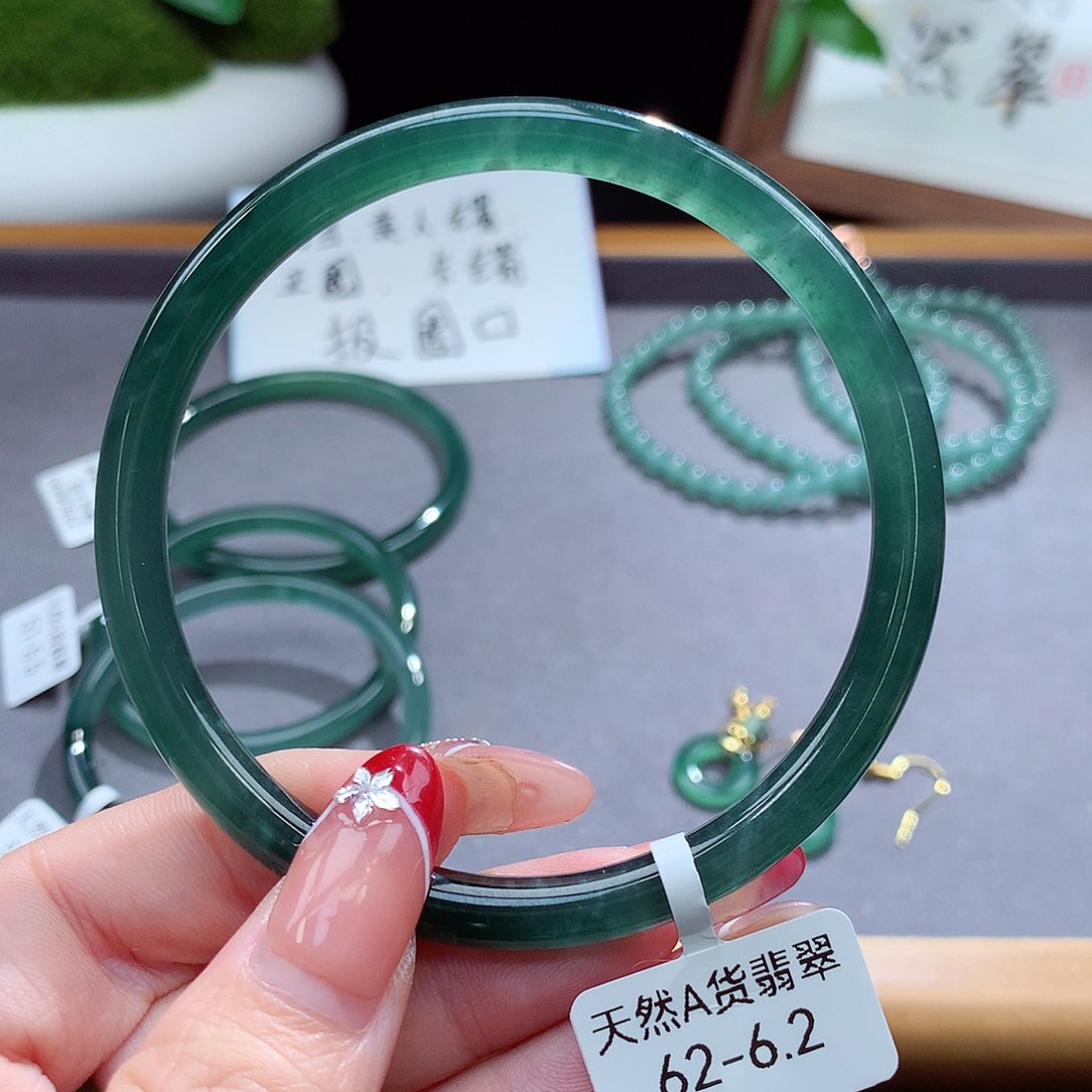 翡翠手镯（圆镯）未镶嵌