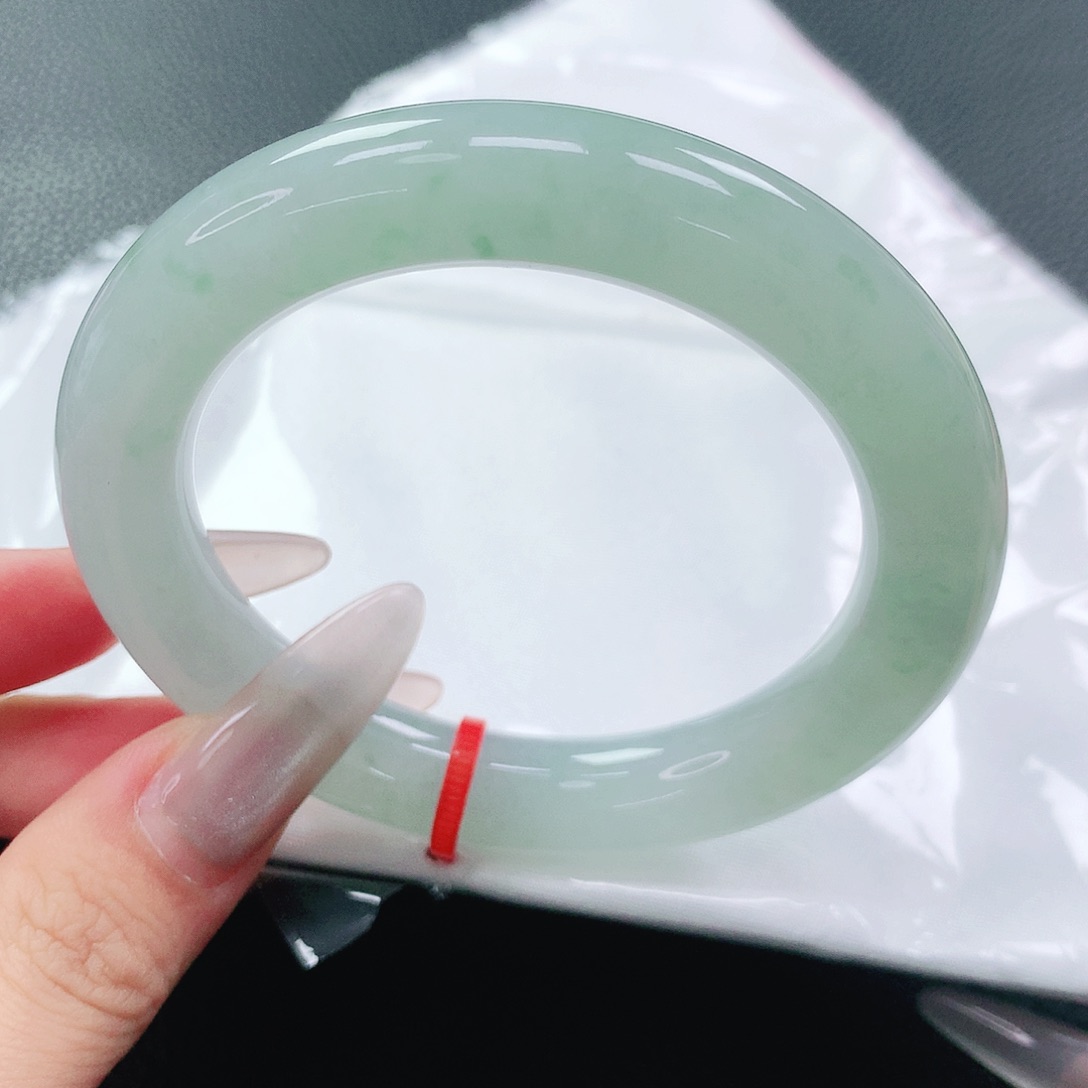 翡翠手镯未镶嵌54圈
