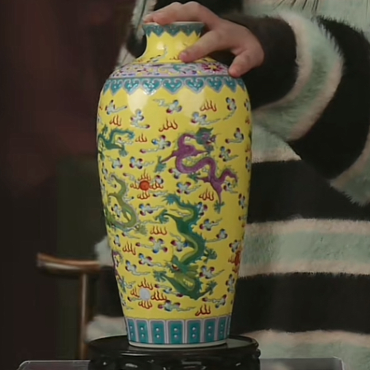 Y黄地粉彩云龙纹赏瓶