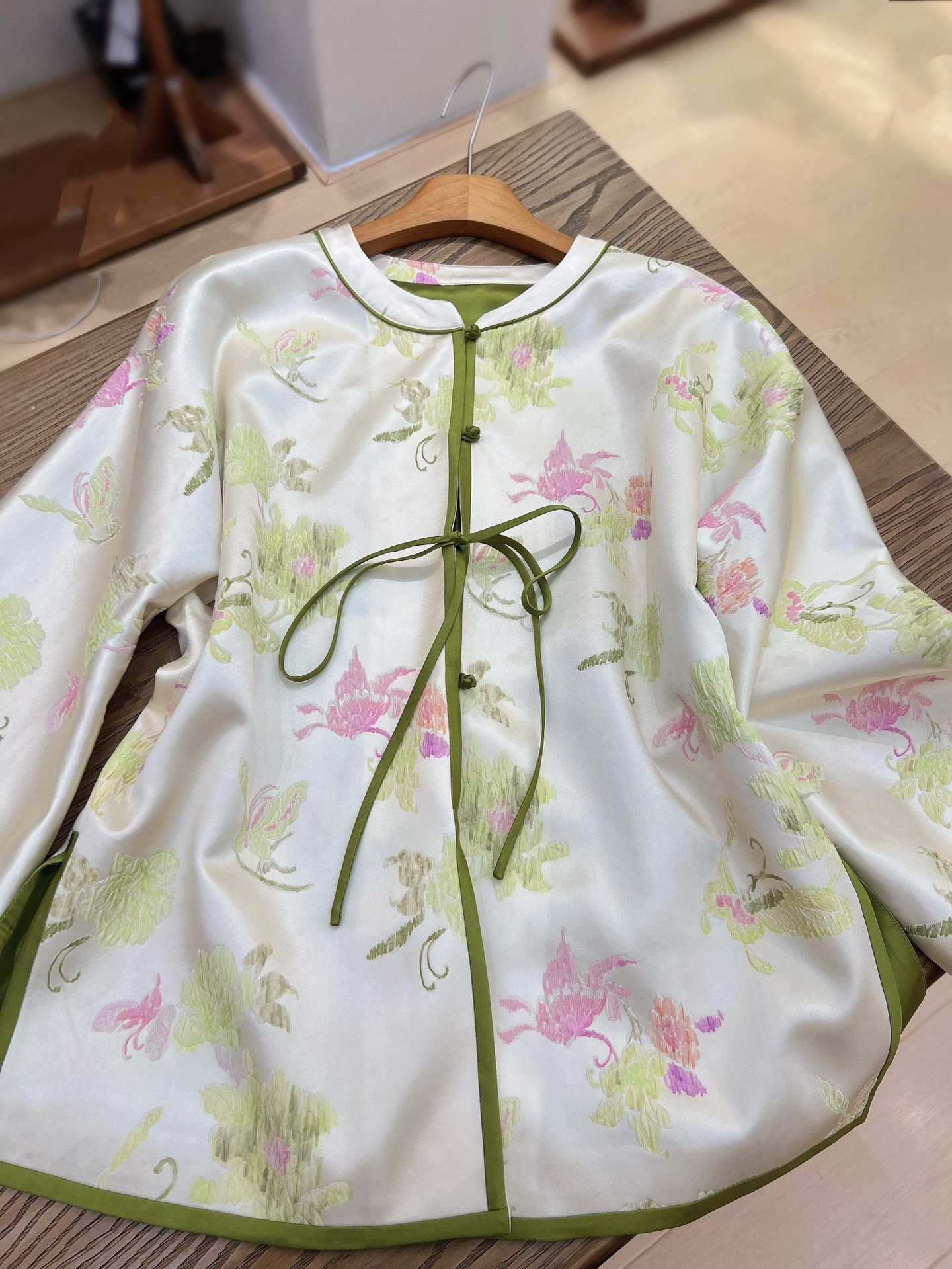 【mm同款】新中式桑蚕丝浮雕提花长袖外套