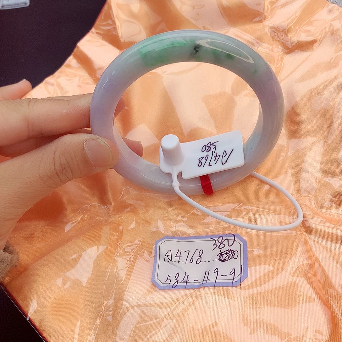 翡翠手镯未镶嵌翡翠