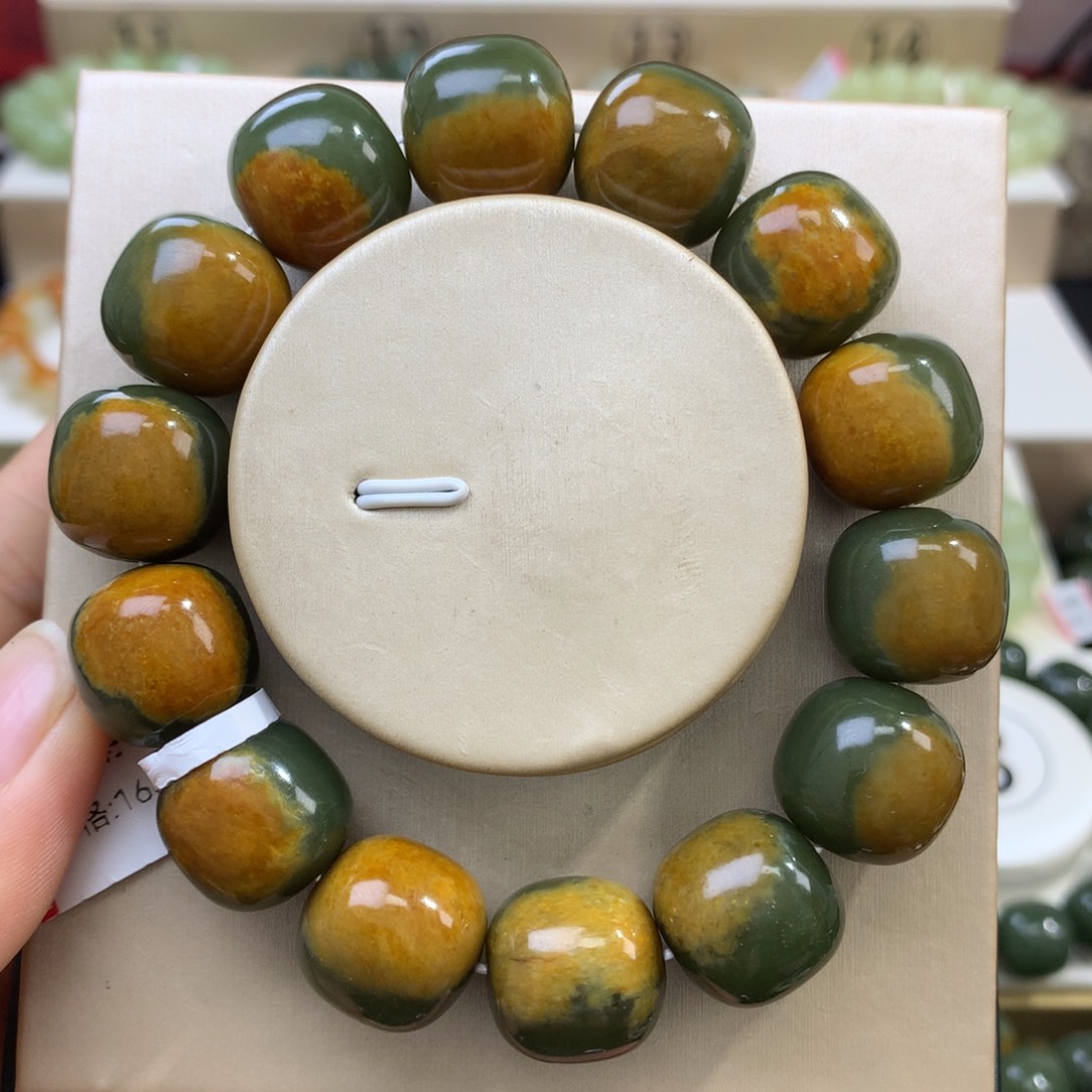 凯***帝和田玉未镶嵌手链