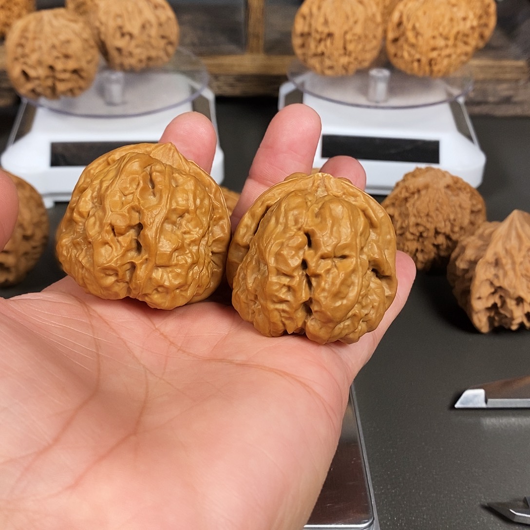 文玩核桃把件蛤蟆头骨质好红皮果