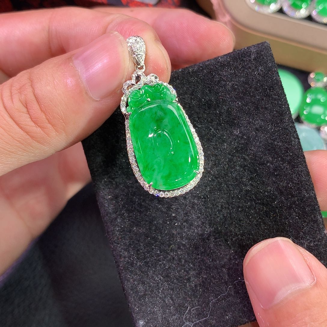 翡翠吊坠(赠链)18K金镶嵌