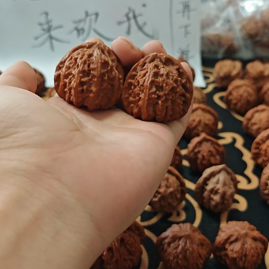 文玩核桃吊坠糖三角白