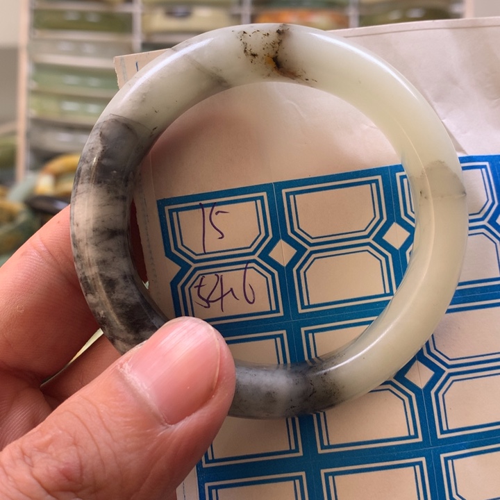 蛇纹石玉手镯未镶嵌